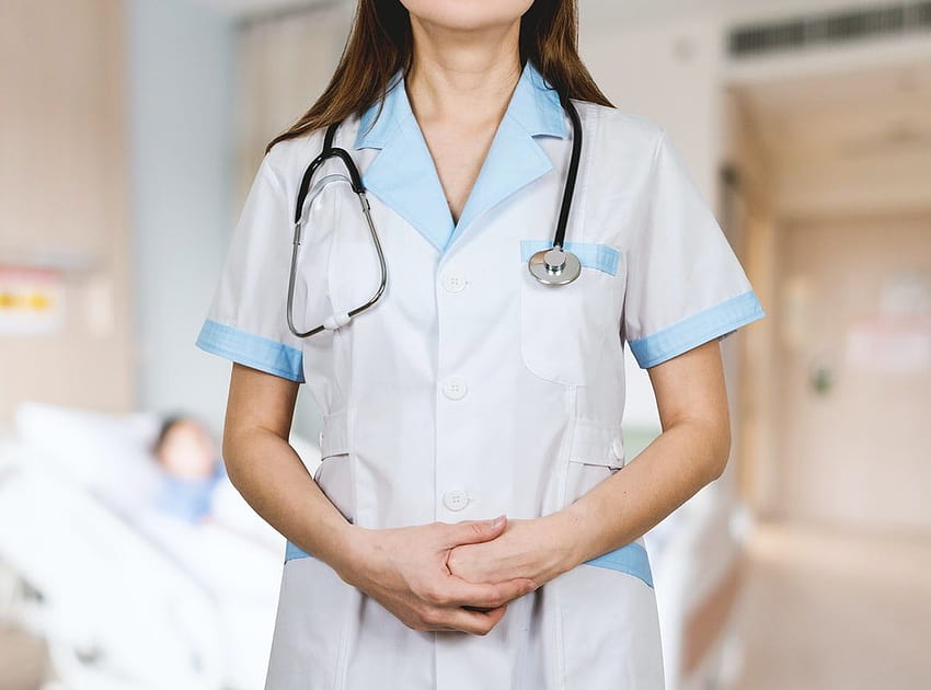Frau in weißem Hemd mit Knöpfen und blauem Stethoskop – Krankenschwester, Corona-Ärztin HD-Hintergrundbild