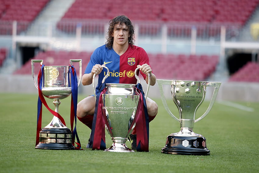 El jugador del Barcelona Carles Puyol con sus trofeos fondo de pantalla |  Pxfuel