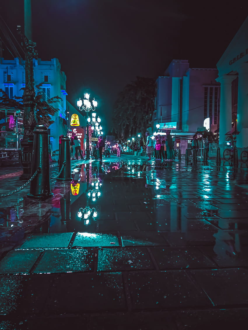 personnes marchant sur le trottoir pendant la nuit – éclairage allumé Fond d'écran de téléphone HD