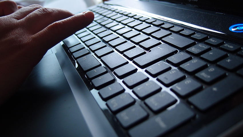 pessoa digitando no teclado preto, teclado de computador papel de parede HD