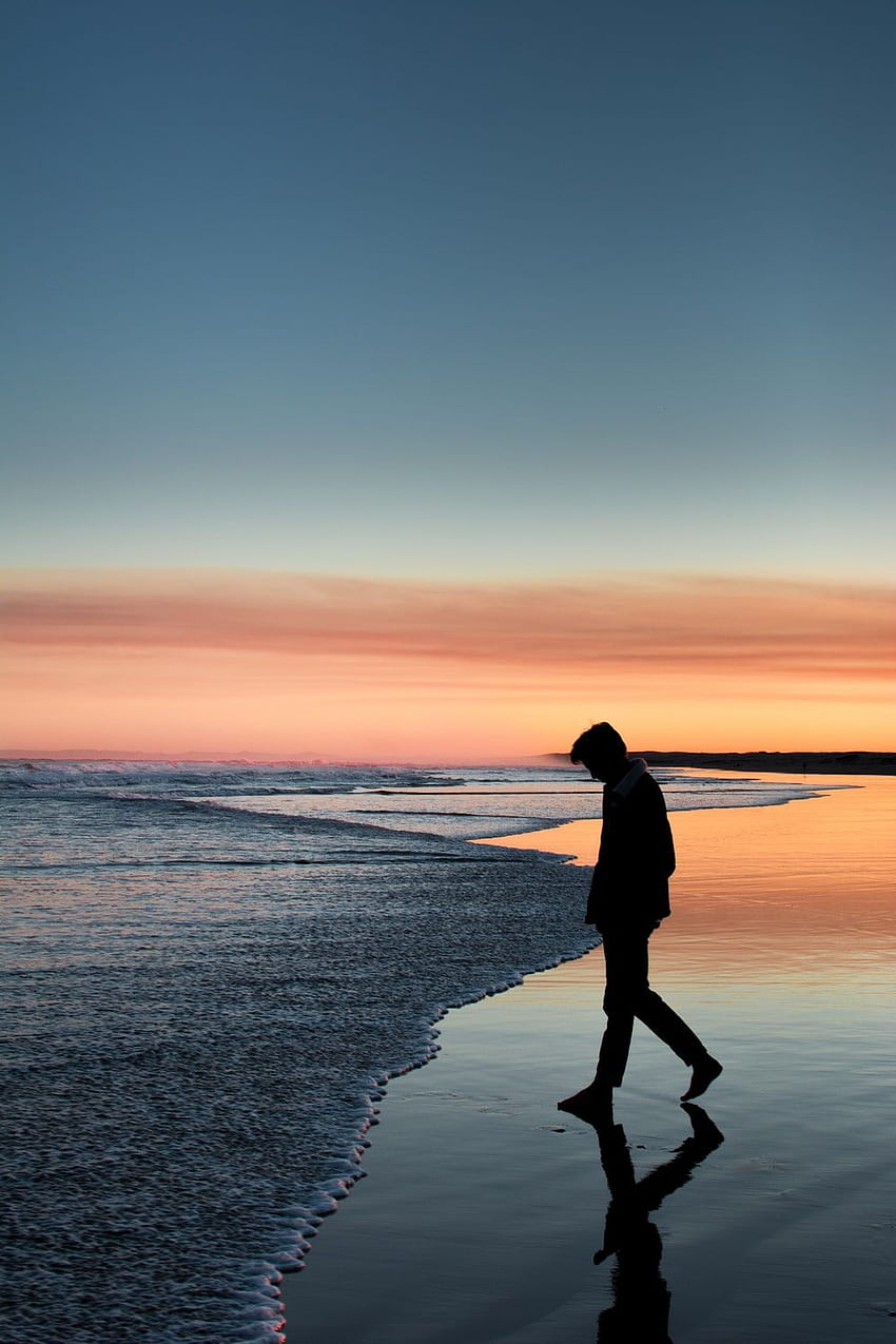 일몰 동안 해변을 걷는 사람의 실루엣 – 인간, 혼자 있는 남자 해변 HD 전화 배경 화면