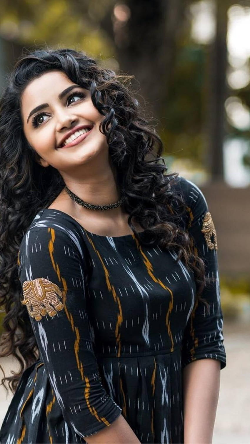 1080x1920 Anupama Parameswaran, актриса, усмихната HD тапет за телефон