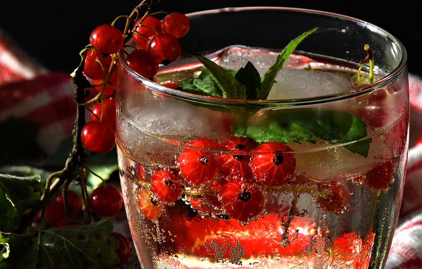 glass, bubbles, glass, berries, the dark background, sprig, glass, ice, cold, drink, red, mint, currants, composition, design, cool , section еда, cold drinks HD wallpaper