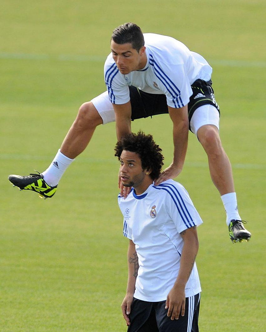 Cristiano Ronaldo Highest Jump Record Header Height in CM, Meters, Inches & Feet, ronaldo jump HD phone wallpaper