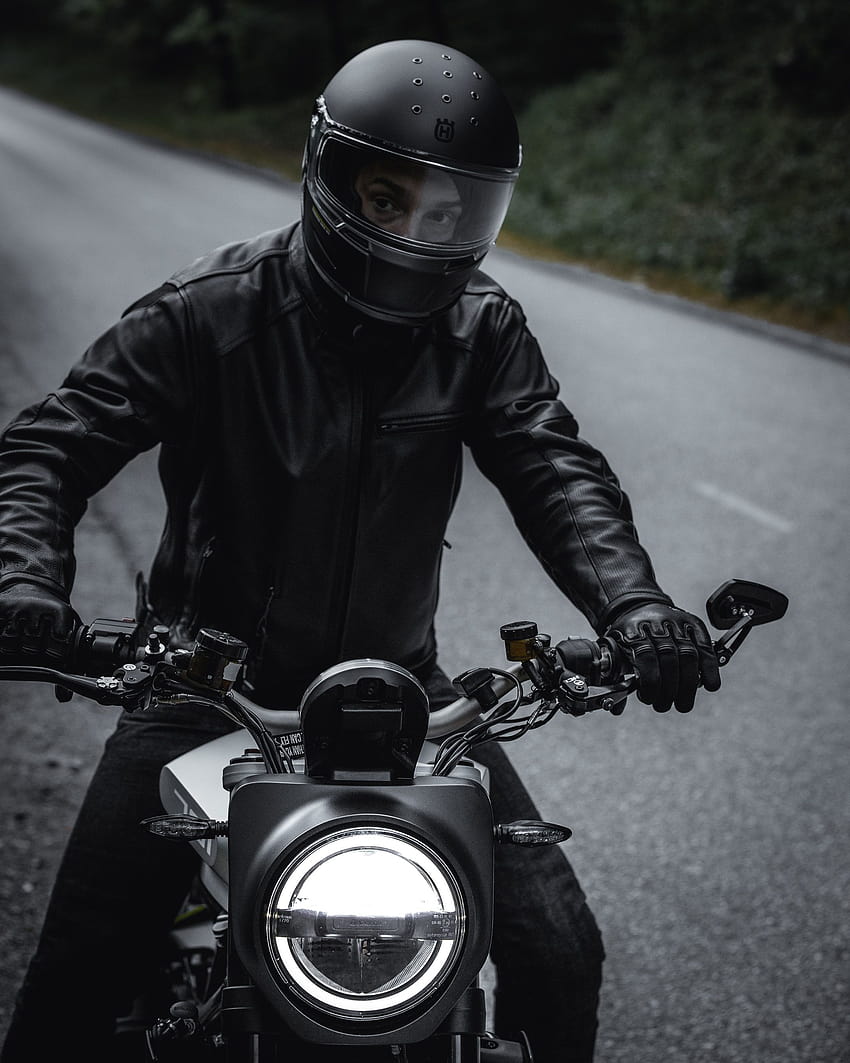 Uomo in giacca di pelle nera in sella a una motocicletta · Stock, giacca da motociclista Sfondo del telefono HD