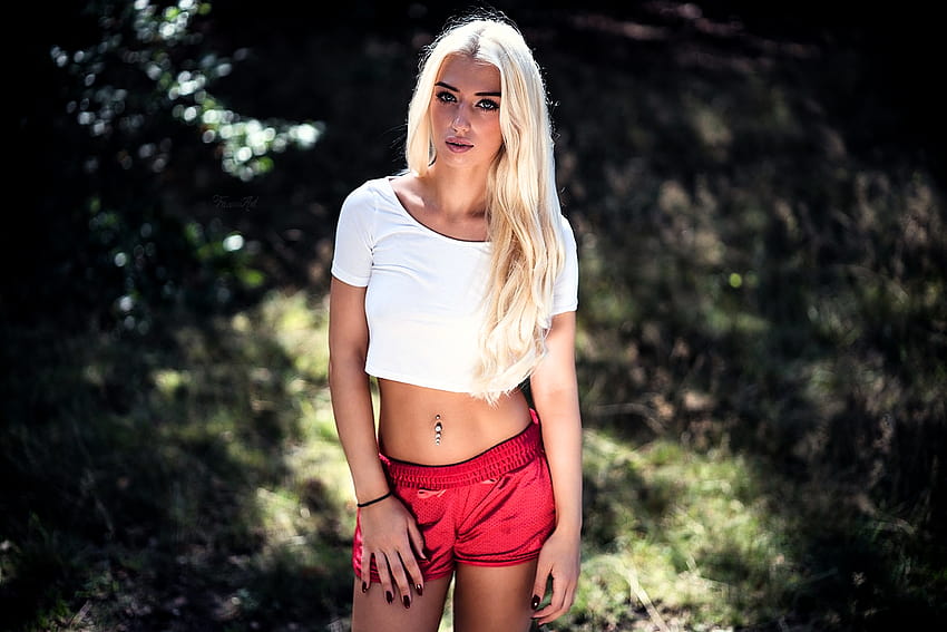 2219 Bare Midriff Blue Eyes Belly Piercing Crop Top Pierced Navel Red Nails Belly Button Blonde Model Outdoors Nails graphy Shorts 35 วอลล์เปเปอร์ HD