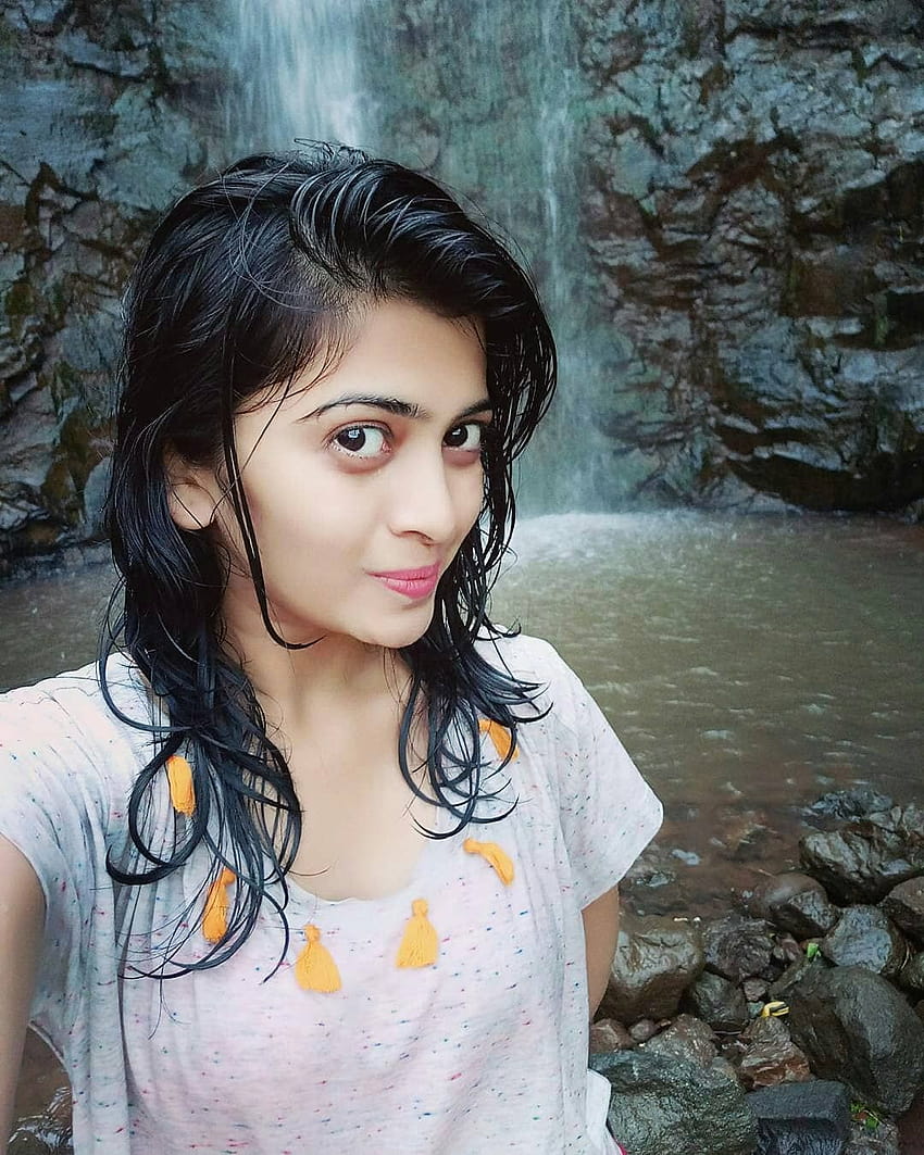 Ruchira Jadhav в Instagram: „Yayy..свидетел на първия дъжд за сезона..❤ Честит мусонен човек…, хинди момиче HD тапет за телефон