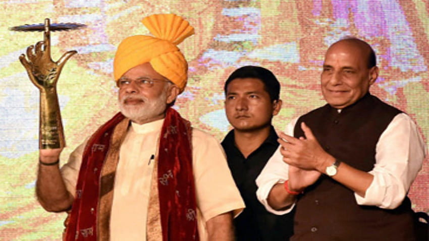 PM Modi given symbolic 'Sudarshan Chakra' at Dussehra rally in Lucknow HD wallpaper