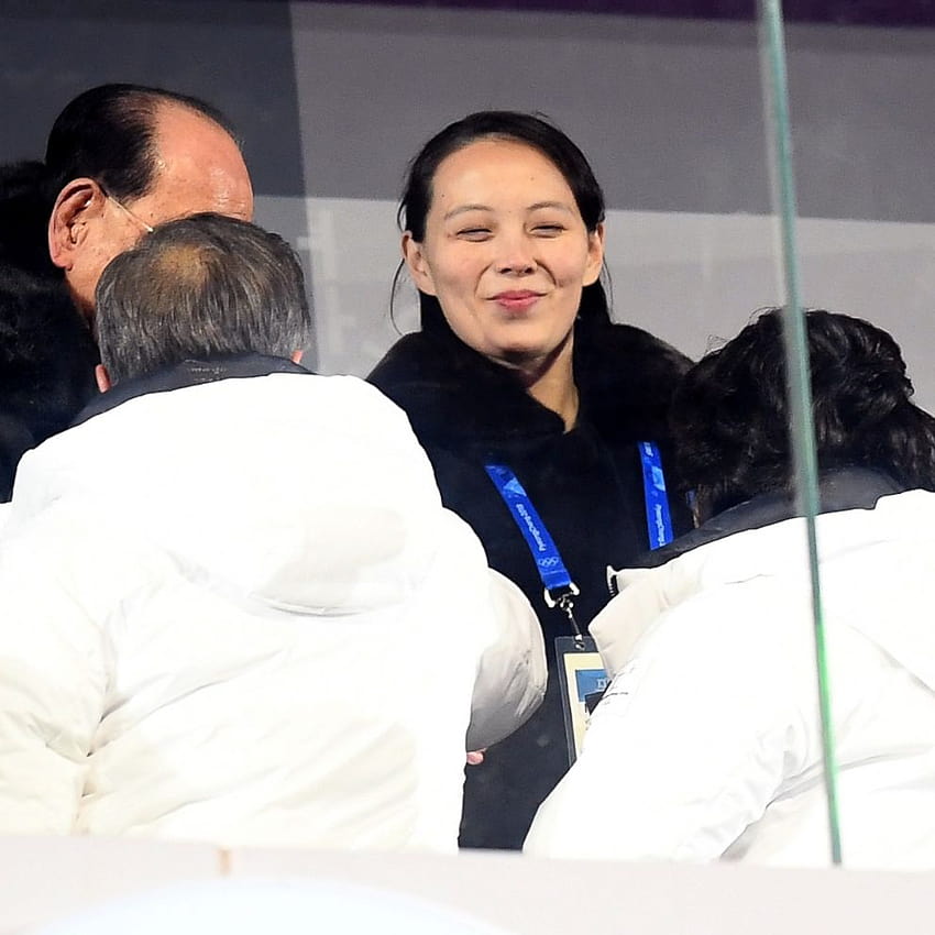 Kim Jong Un'un kız kardeşi, Olimpiyatların açılış töreninde Güney Kore Devlet Başkanı Kim Yo Jong ile tokalaştı. HD telefon duvar kağıdı