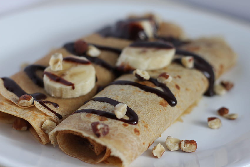 Pełnoziarniste naleśniki bananowe z czekoladową posypką z orzechów laskowych Tapeta HD