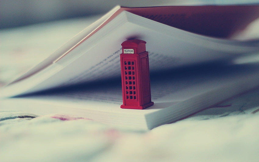 Jouet de cabine téléphonique rouge emblématique de Londres au Royaume-Uni Fond d'écran HD