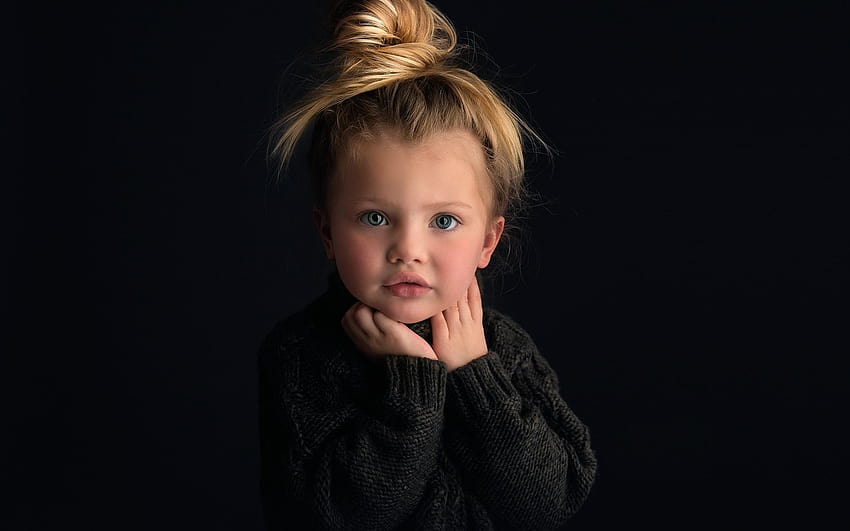 귀여운 아기 소녀, 초상화, 금발, 검은 배경, 인간 아기 HD 월페이퍼