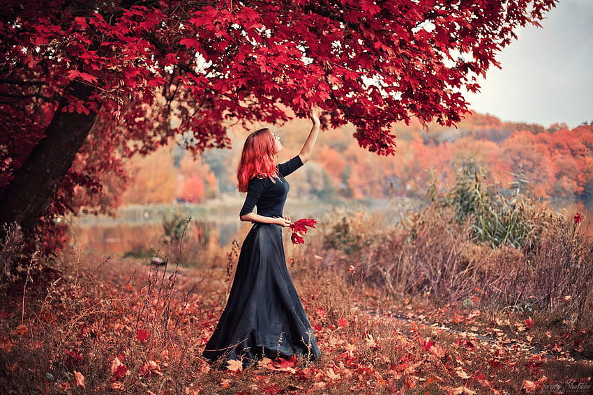 : pelirrojo, Mujeres al aire libre, árboles, hojas, otoño, vestido negro, pelo largo, en pie, Sergey Shatskov 1600x1067, hoja de mujer fondo de pantalla