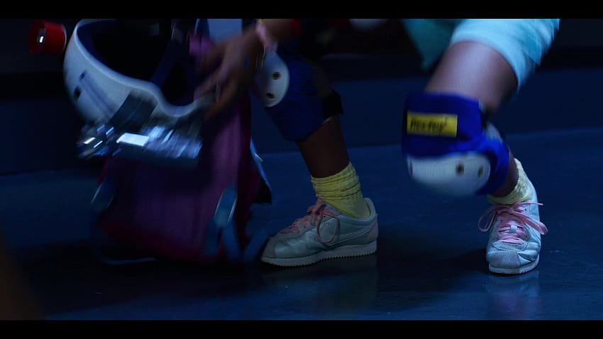 Sneakersy Nike noszone przez Priaha Fergusona jako Erica Sinclair w Stranger Things Tapeta HD