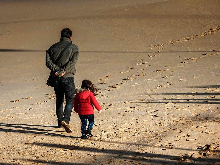 Beach,winter,father,daughter,shadows, father and daughter HD wallpaper