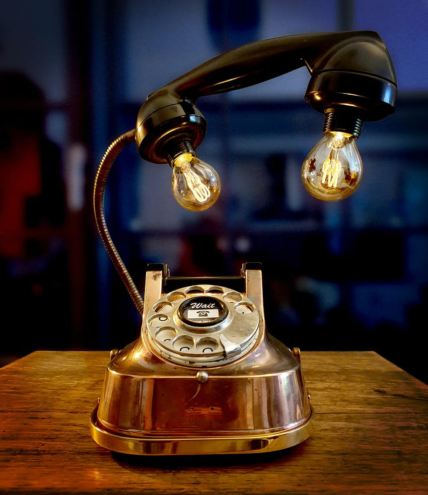 โทรศัพท์แบบหมุนสีทองบนโต๊ะไม้สีน้ำตาล – ไฟโทรศัพท์เปิดอยู่ โทรศัพท์เก่า วอลล์เปเปอร์โทรศัพท์ HD
