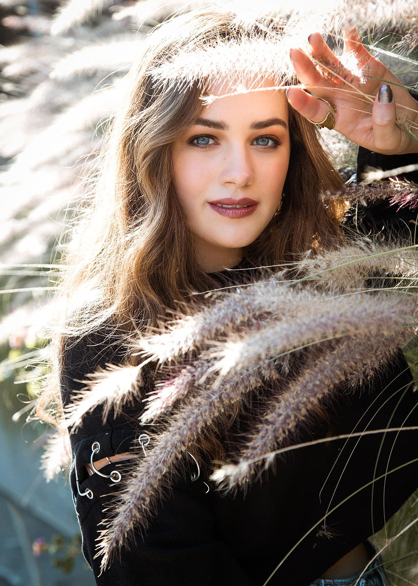 At only 22, Actress Mary Mouser has dozens of film and HD phone wallpaper