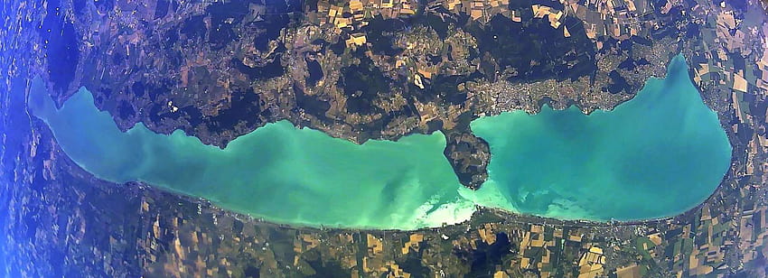 Niesamowity ! – Jezioro Balaton z wysokości 26 532 metrów – Daily News Węgry Tapeta HD