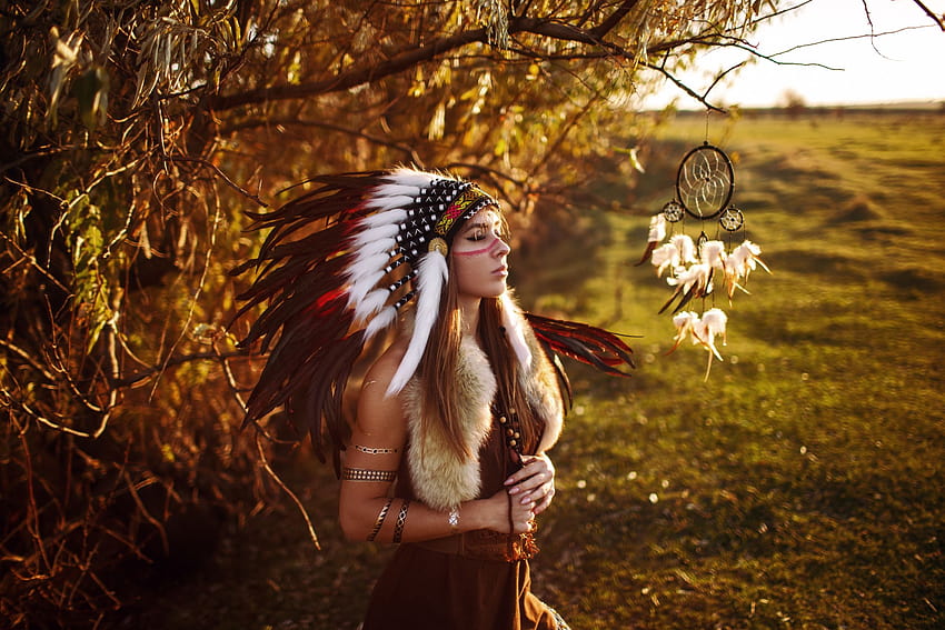 504276 Tiara, Dreamcatcher, Native ...mocah, girl holding dream catcher papel de parede HD