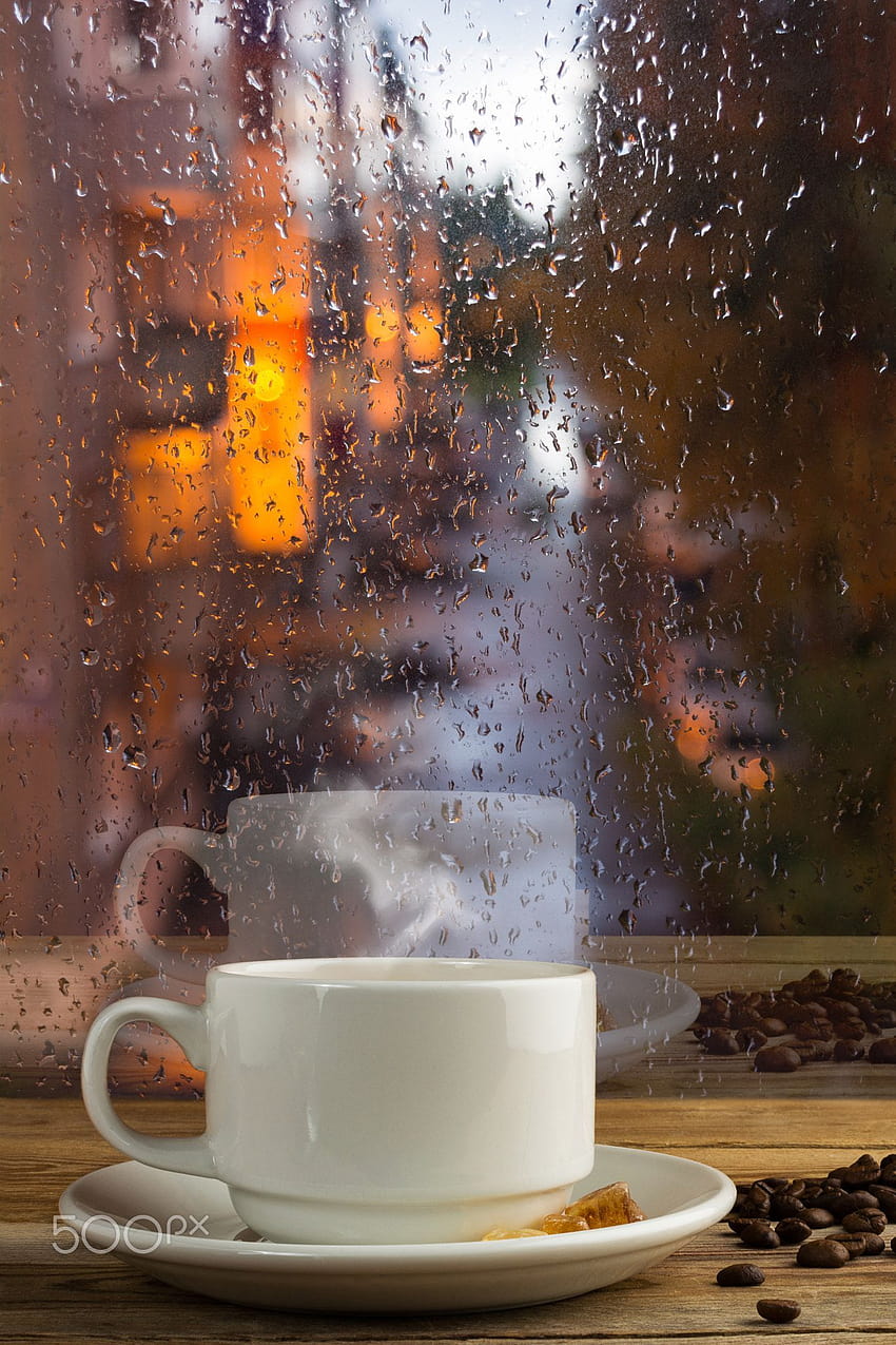 雨の窓の背景に濃いコーヒーのカップ、秋のコーヒーの雨 HD電話の壁紙