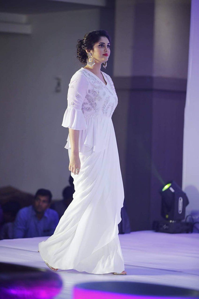 인도의 뜨거운 여배우 Surbhi Puranik Shoot In Long White Dress, 수라비 푸라닉 HD 전화 배경 화면