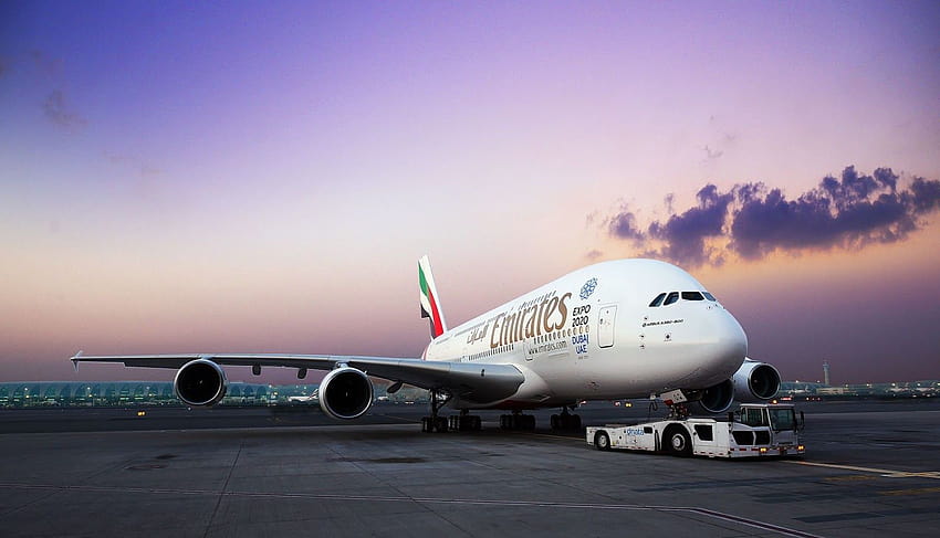 เครื่องบิน A380 ของสายการบินเอมิเรตส์ถูกลากจูงที่สนามบินนานาชาติดูไบ วอลล์เปเปอร์ HD