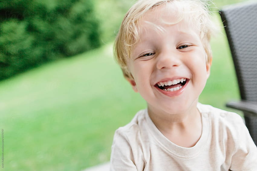 Cute Little Boy Laughing In Yard di Amir Kaljikovic, ragazzo che ride Sfondo HD
