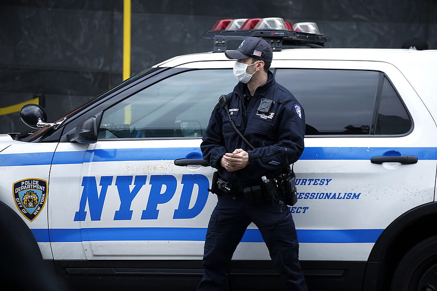 Видео показва мъж, който удря с юмрук в тила нюйоркски полицай, докато извършва арест, полицейско управление на град Ню Йорк HD тапет