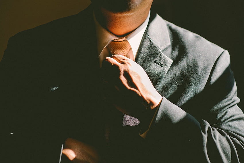 Човек в черен костюм, вратовръзка, вратовръзка, приспособяване, приспособяване, успешен мъж HD тапет