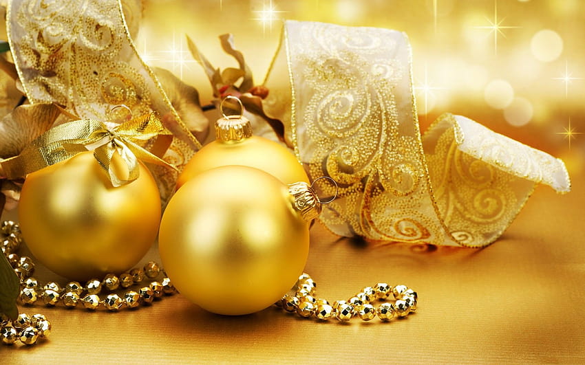 Adornos navideños en oro, adornos navideños dorados. fondo de pantalla