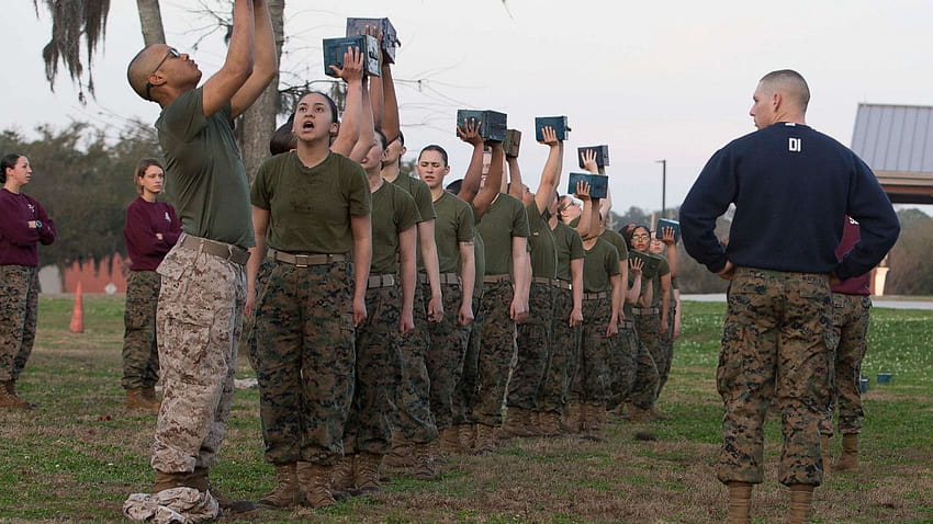 Primera empresa integrada de hombres y mujeres graduados del campo de entrenamiento del Cuerpo de Marines fondo de pantalla