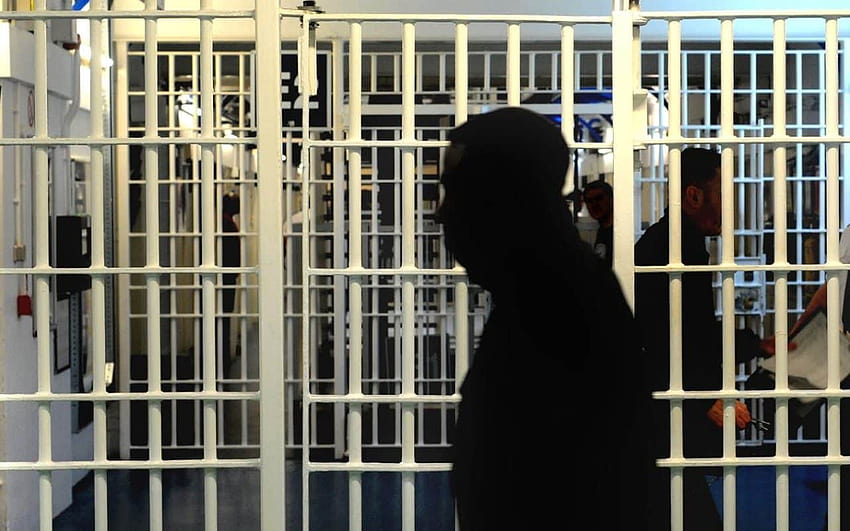 Le carceri dei pensionati potrebbero essere introdotte per far fronte ai detenuti anziani, una grande prigione Sfondo HD