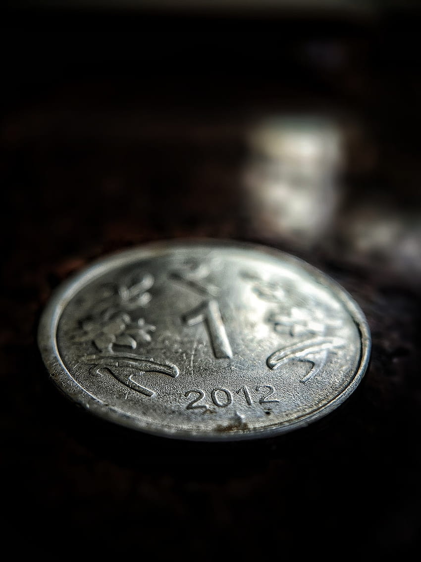 srebrna okrągła moneta na brązowej powierzchni – Moneta, moneta indyjska Tapeta na telefon HD