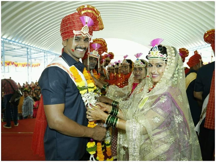 Ajinkya und Sheetal von Lagira Zhala Ji heiraten endlich in einer Samuhik Vivah Sohala HD-Hintergrundbild