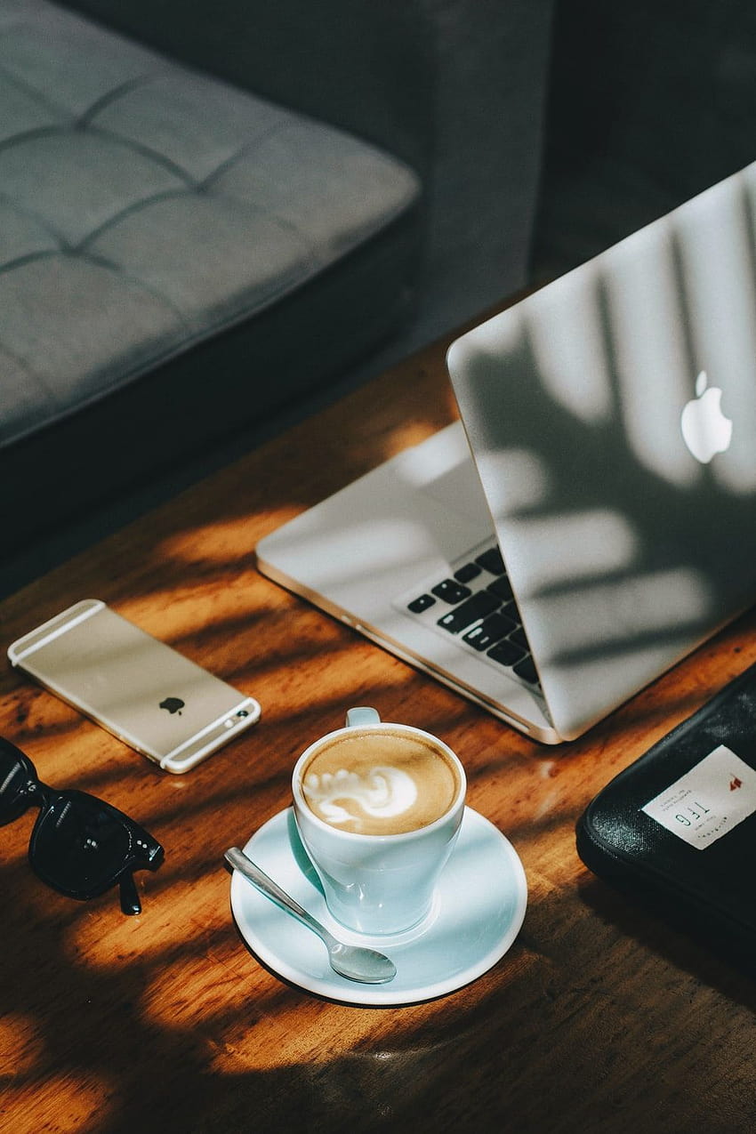 cappuccino em xícara de cerâmica branca com pires ao lado de iPhone 6s dourado e notebook – Mesa Papel de parede de celular HD