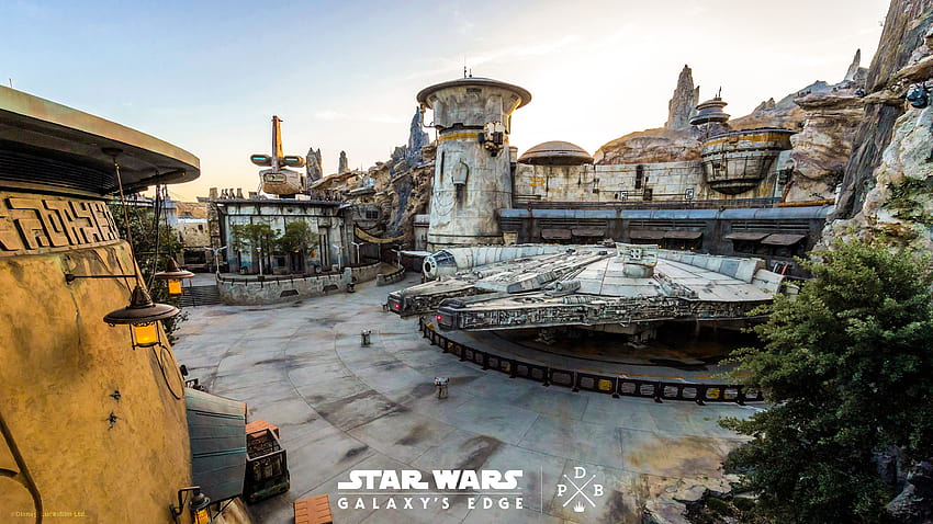 Bạn sẽ không muốn bỏ lỡ cơ hội được khám phá khu vực Galaxy\'s Edge của Disneyland, nơi sở hữu cảnh quan và kiến trúc đầy phóng khoáng của vũ trụ Star Wars. Hãy cùng thưởng thức bộ ảnh liên quan và nhận ra tại sao đây là nơi cần ghé thăm của fan Star Wars.