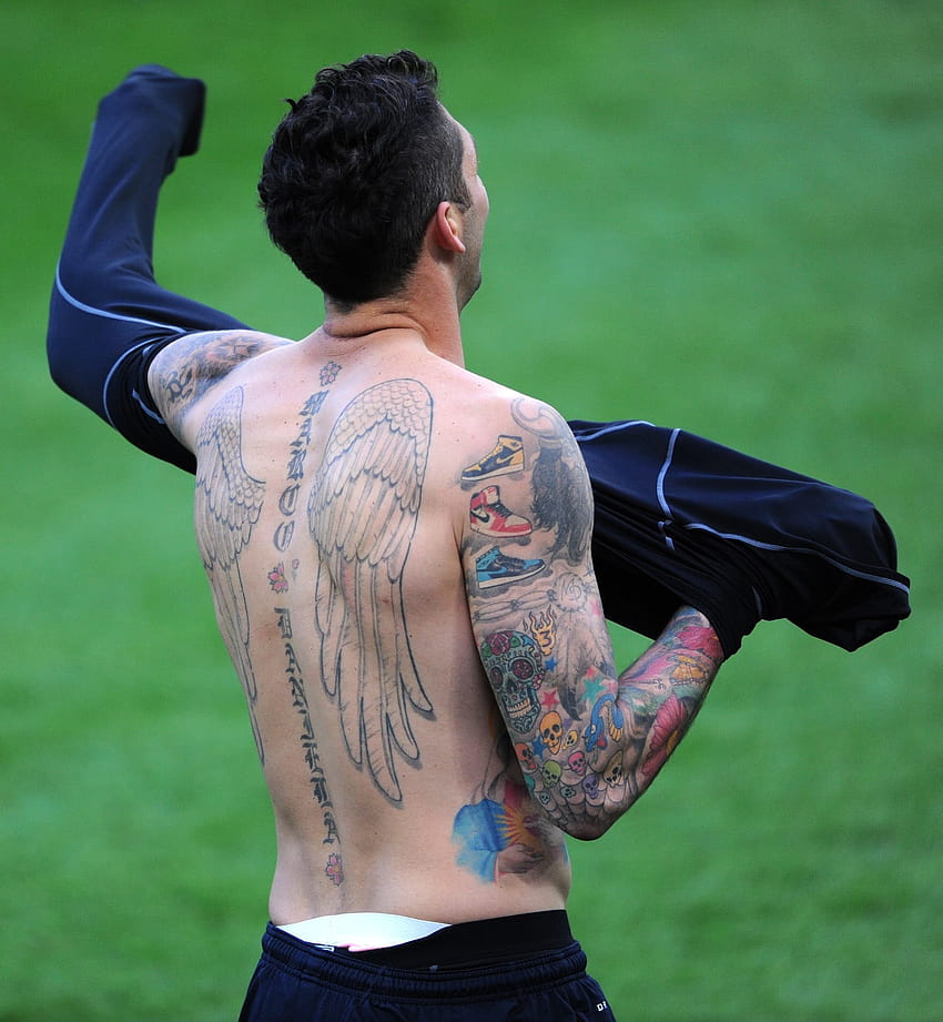 Toe Poke Daily: Sergio Ramos' tattoos: stuffed rabbit, a football pitch, tribute to Banksy HD phone wallpaper