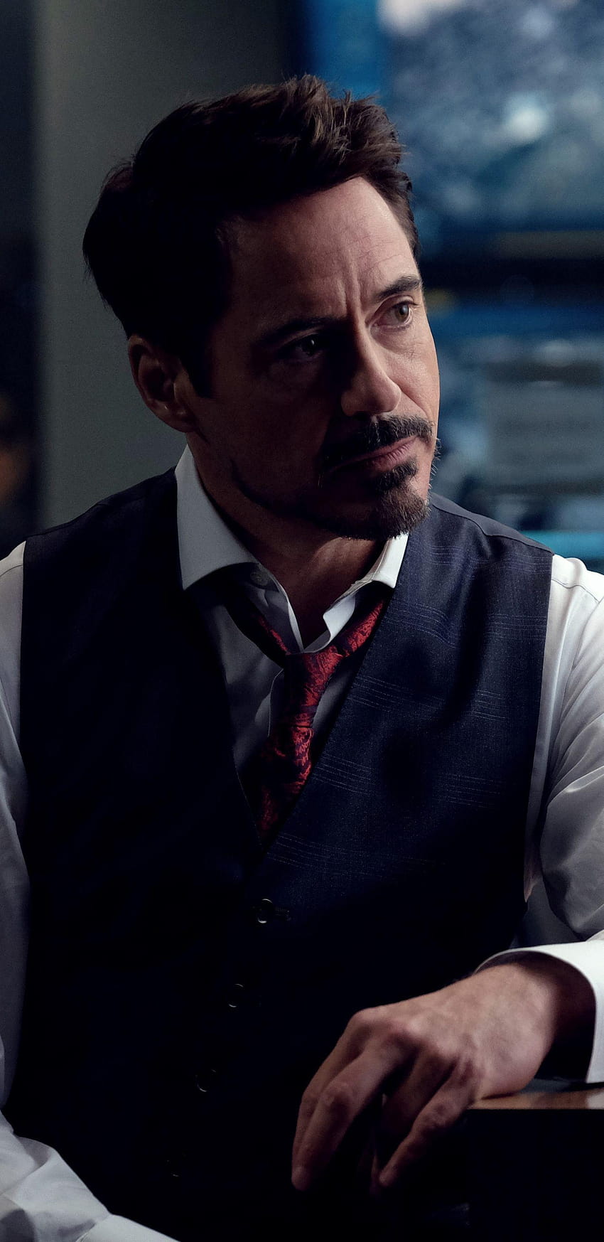 1440x2960 ​​Robert Downey como Tony Stark en Avengers Infinity War 2018, lleno del estilo de caminar de Tony Stark fondo de pantalla del teléfono