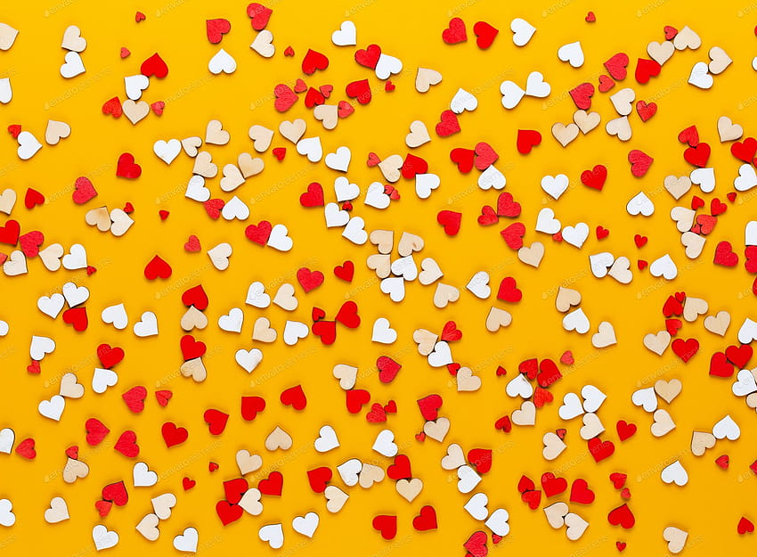 สุขสันต์วันวาเลนไทน์ มีหัวใจสีเล็กๆบนพื้นหลังสีเหลือง โดย GitaKulinica บน Envato Elements วอลล์เปเปอร์ HD