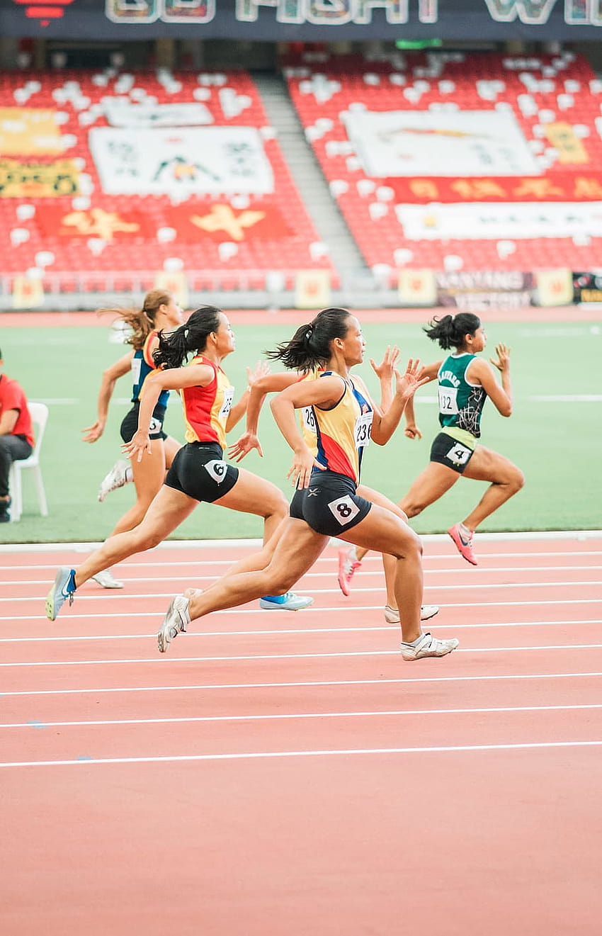 : mujeres corriendo en el campo de atletismo, gradas, escuela, solo atleta iphone fondo de pantalla del teléfono