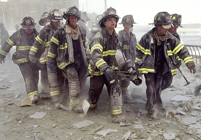 อันทรงพลังเหล่านี้จับความกล้าหาญและความเสียสละของผู้เผชิญเหตุ 9/11 คนแรก วอลล์เปเปอร์ HD