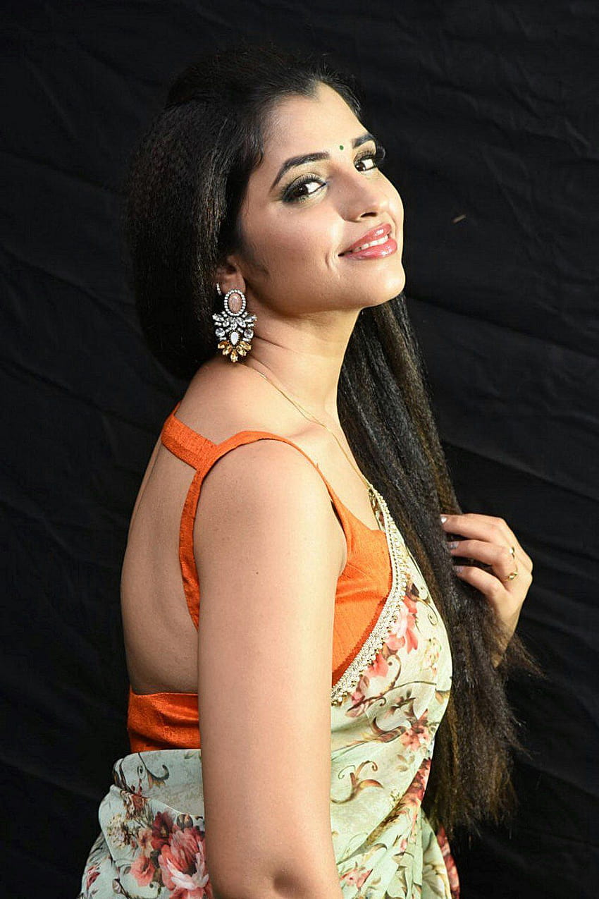 Âncora Shyamala no lançamento de áudio Kavacham em saree floral, âncora syamala Papel de parede de celular HD