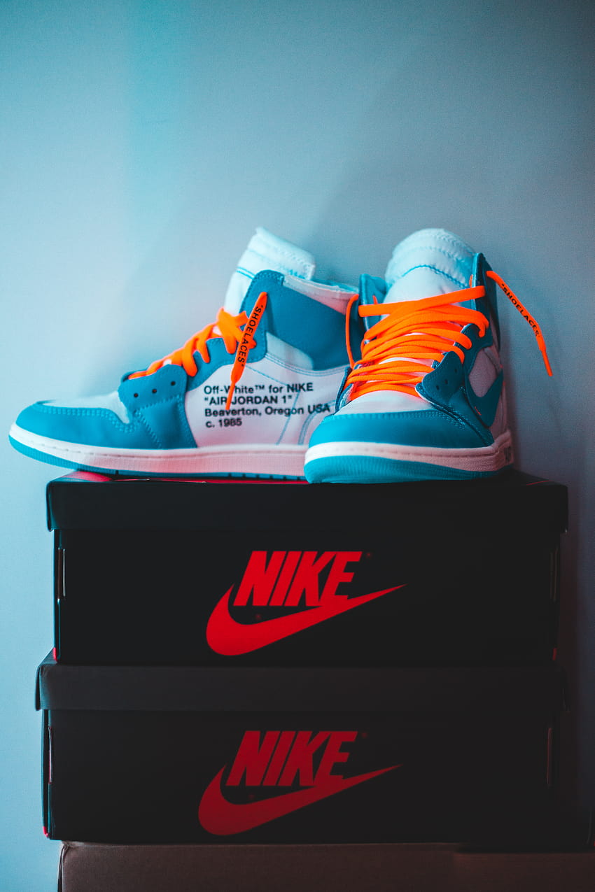 High Top Sneakers di Nike Box · Stok, kotak sepatu wallpaper ponsel HD