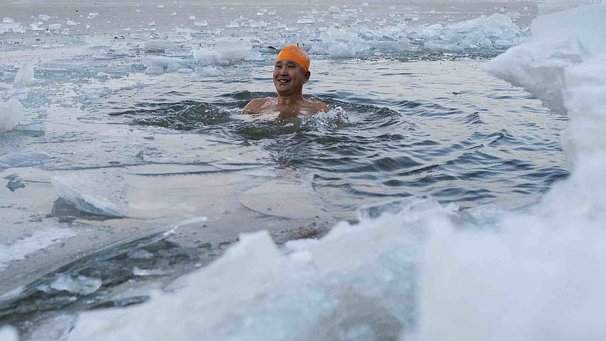 Les nageurs d'hiver bravent les eaux vives du nord-est de la Chine Fond d'écran HD