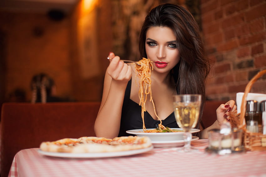 女性スパゲッティ 赤い口紅 赤い爪 顔 食べ物のテーブル 肖像画 被写界深度 レストラン Bru を食べて、食べ物を食べる 高画質の壁紙