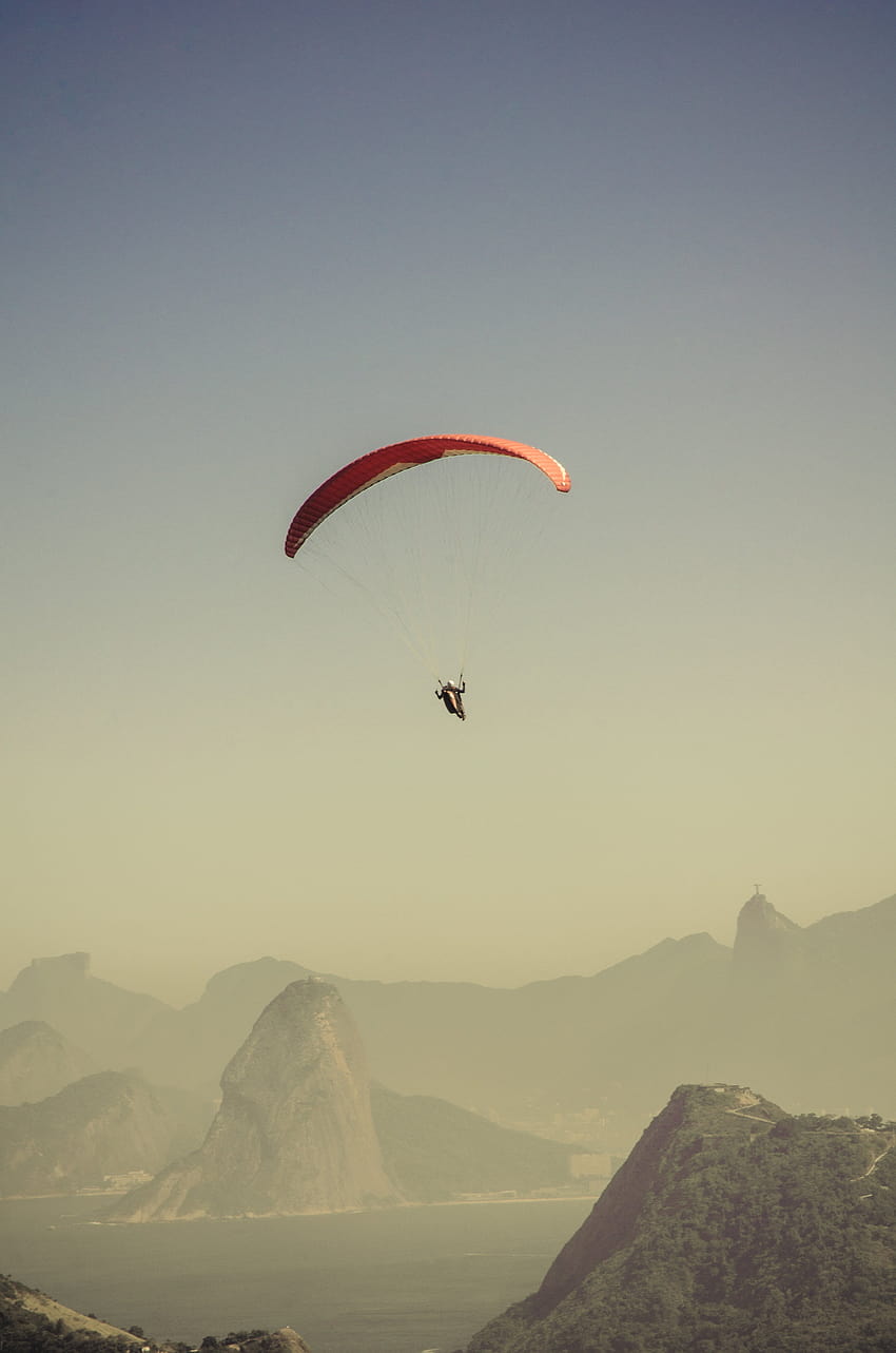 Person im Fallschirmfliegen über Bergen, Paragliding-Telefon HD-Handy-Hintergrundbild