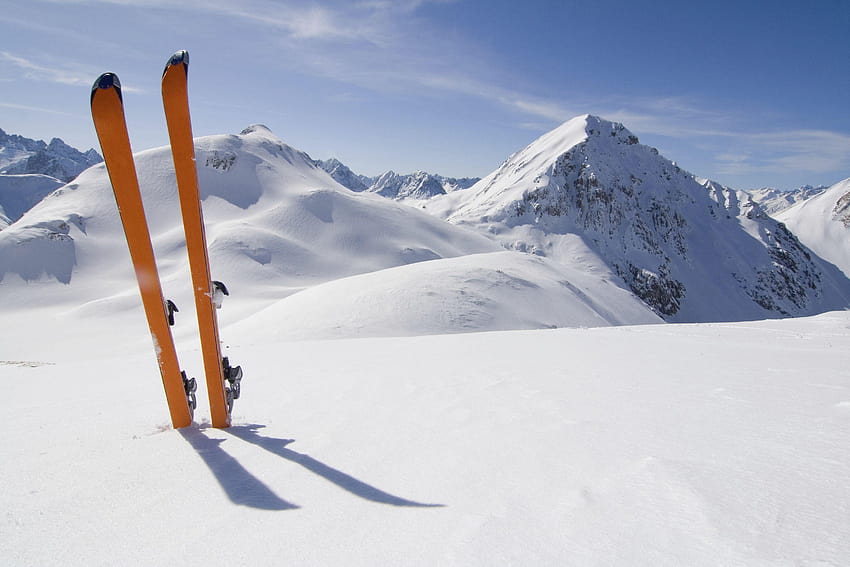Des skis orange dans la neige Fond d'écran HD