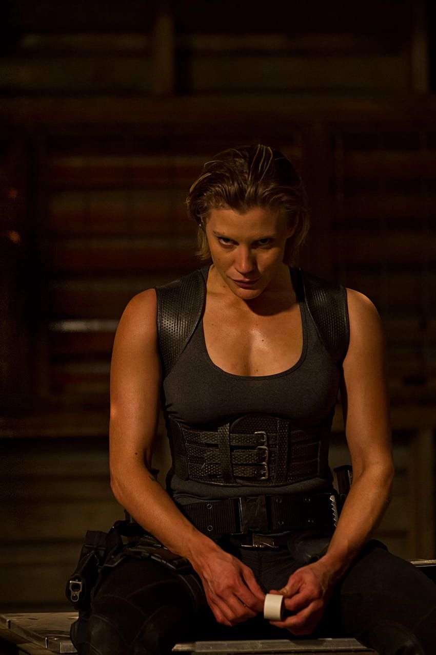Katee Sackhoff dans Riddick 3, les chroniques de riddick vin diesel Fond d'écran de téléphone HD