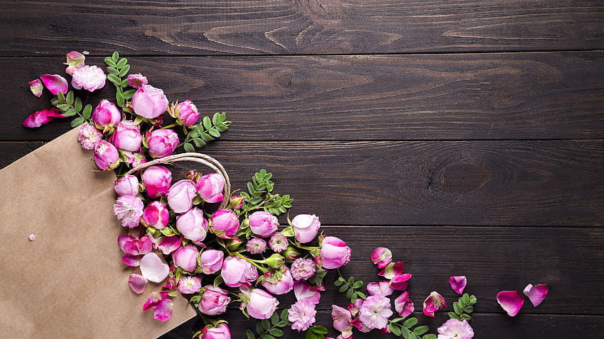 Einige rosa Rosen, Papiertüte, Holztisch 5120x2880 U HD-Hintergrundbild