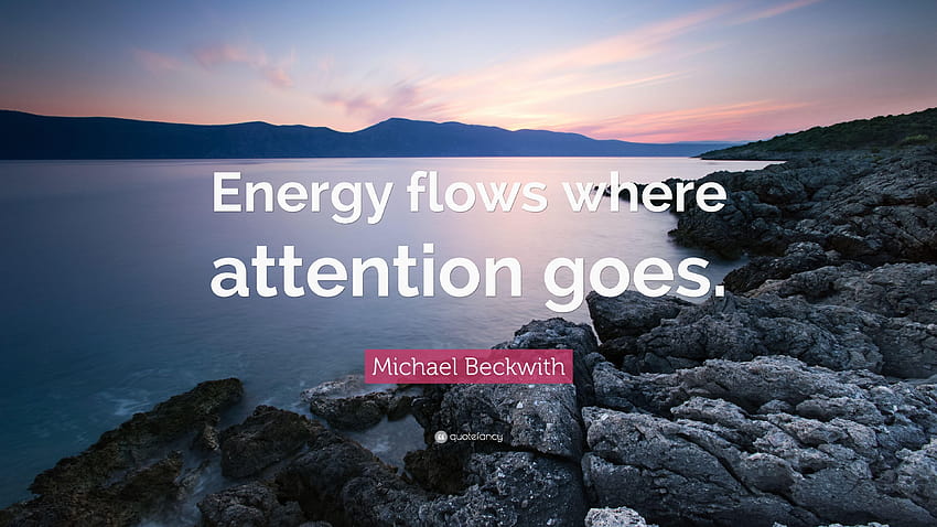 Цитат на Майкъл Бекуит: „Енергията тече там, където отива вниманието.“ HD тапет